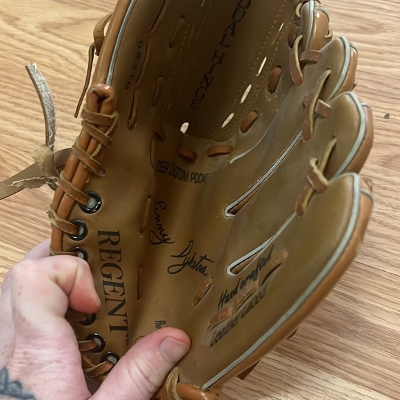 Regent Baseball Left Handed Glove Youth - Picture 2 of 3